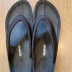 AeroVonic Women's Classic Black Sandals